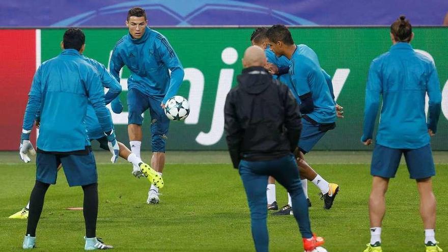 Un instante del entrenamiento de ayer del Real Madrid en el Signal Iduna Park. // Leon Kuegeler