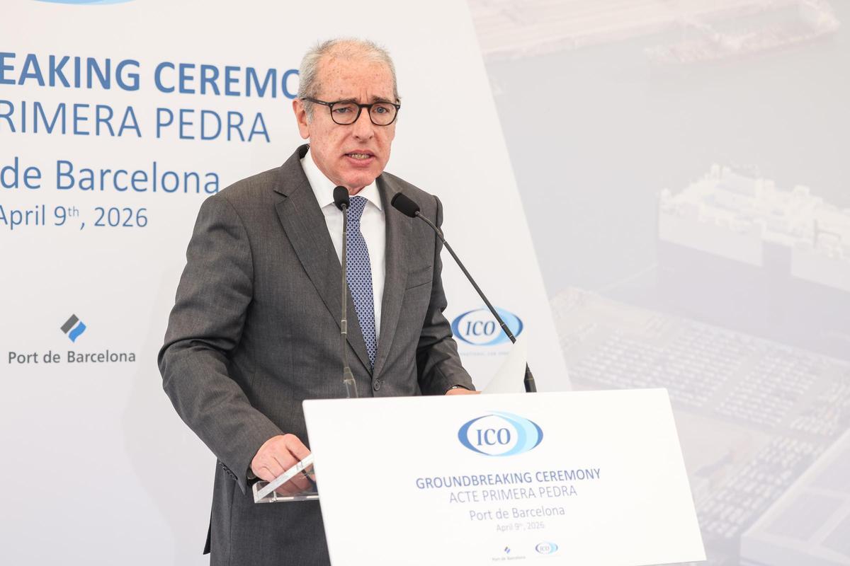 El presidente del Port de Barcelona, José Alberto Carbonell, durante el acto de colocación de la primera piedra de la nueva terminal de vehículos.