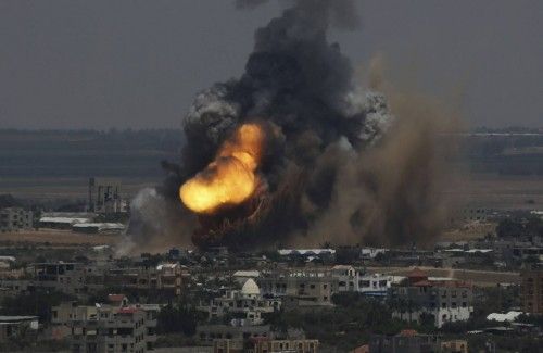 Humo y llamas tras un ataque israelí en Rafah, en el sur de la Franja de Gaza.