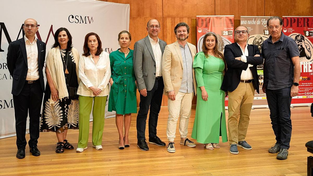 Junta directiva de la AAOV, con Lorenzo y los artistas Martínez, Arenas y Pérez.