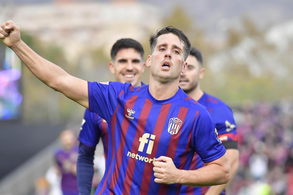 Juanto Ortuño celebra un gol con el puño al aire, en el Nuevo Pepico Amat.