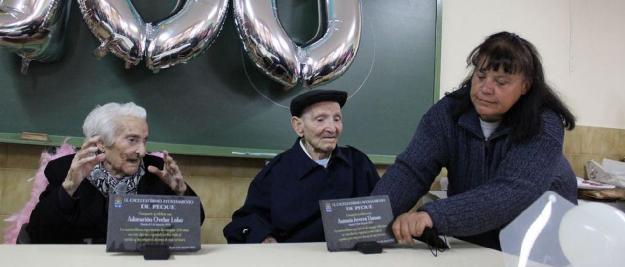 La alcaldesa entrga una placa a Adoración Ovelar y Antonio Ferrero. | A. S.