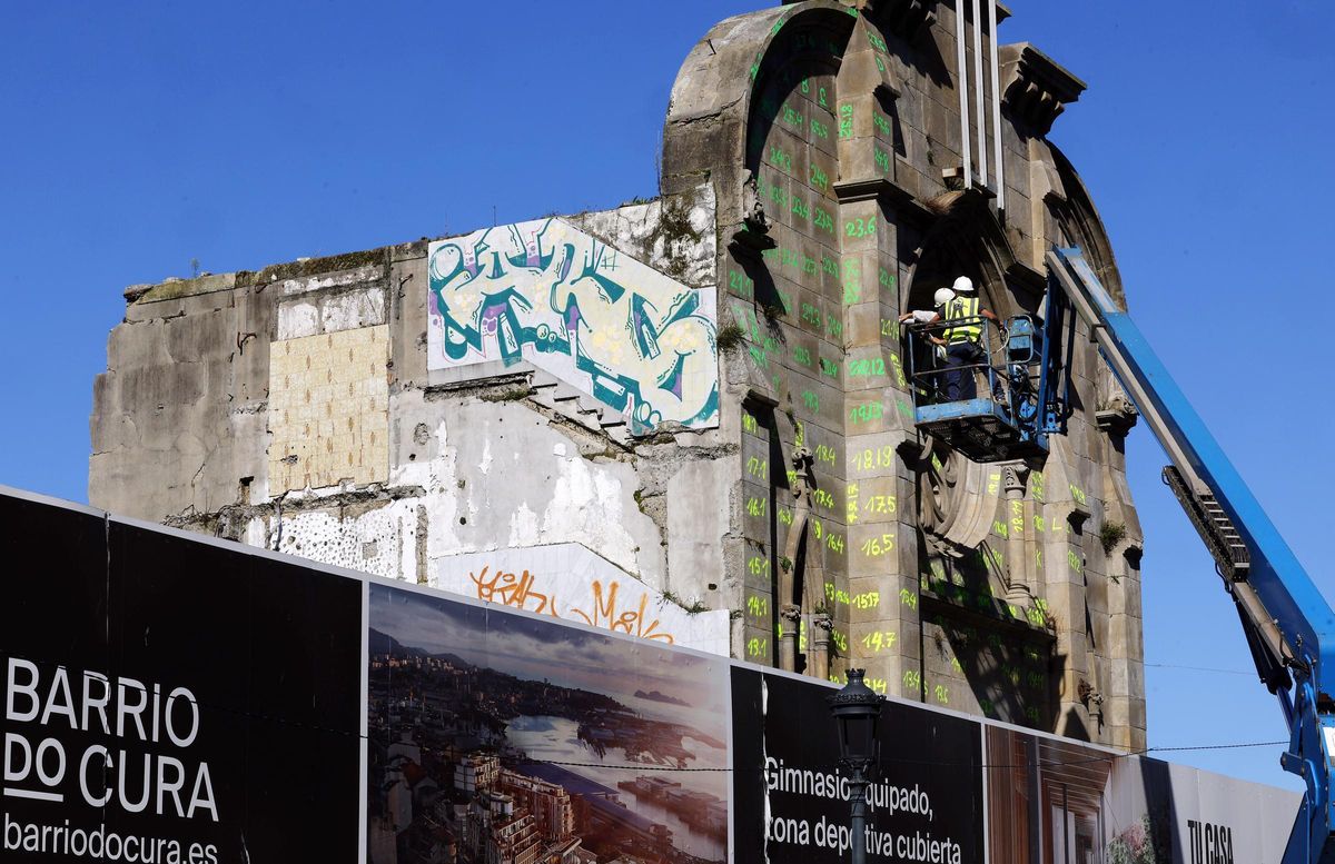 Marcaje de la fachada de la iglesia del asilo, que se desmontará por seguridad y se reconstruirá posteriormente