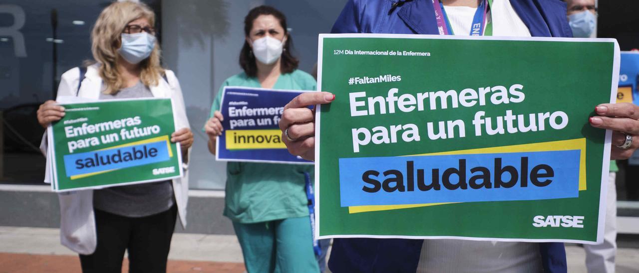 Concentración del sindicato de enfermería Satse, a las afueras del Hospital Universitario Nuestra Señora de Candelaria.