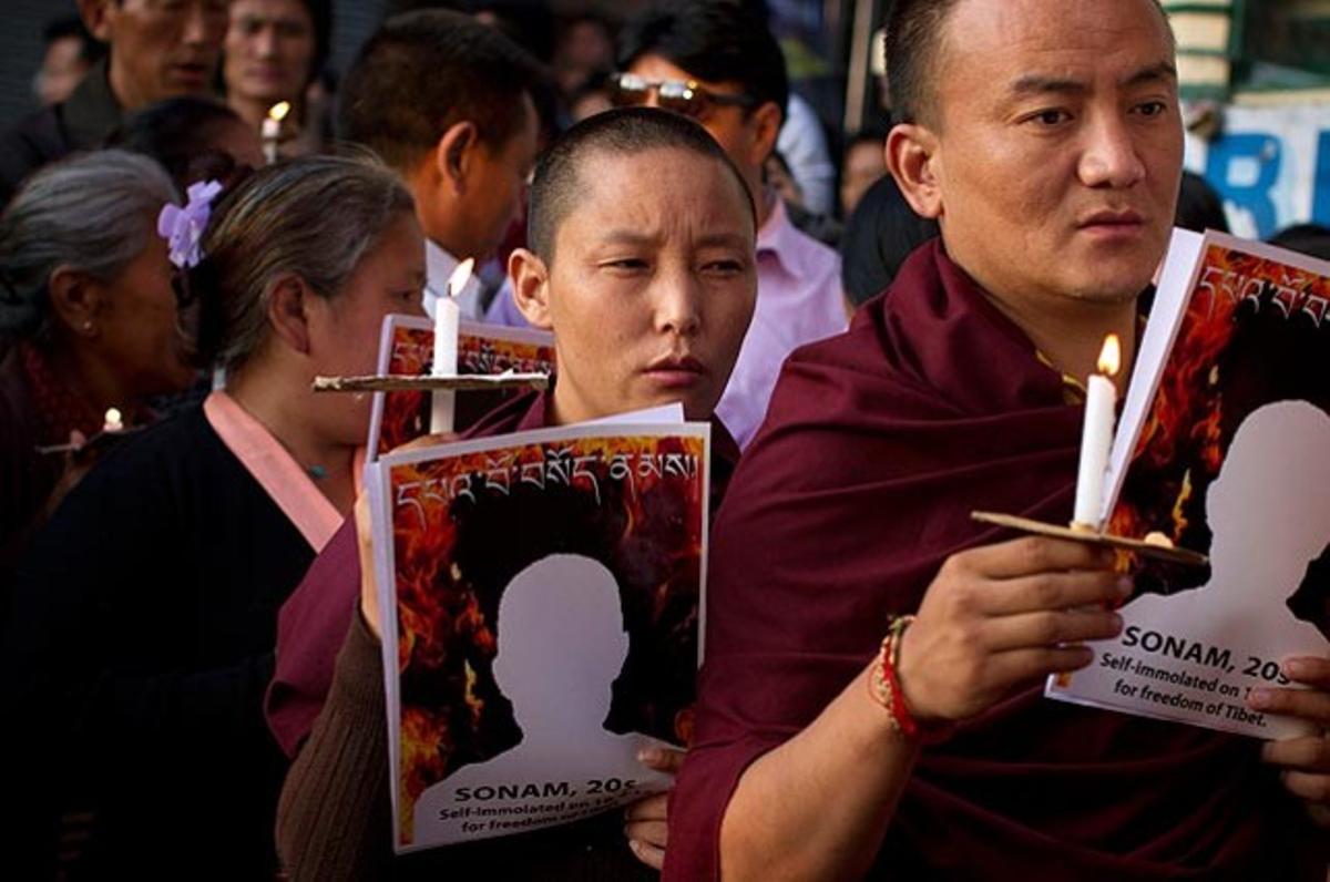 Marxa de suport als dos tibetans immolats estil bonze aquest dijous a Dharmsala (Índia), per part de tibetans exiliats.