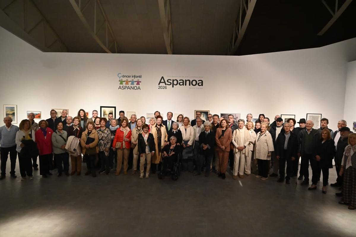 Foto de familia con muchos de los artistas que han participado en la exposición, este martes en el Museo Pablo Serrano.