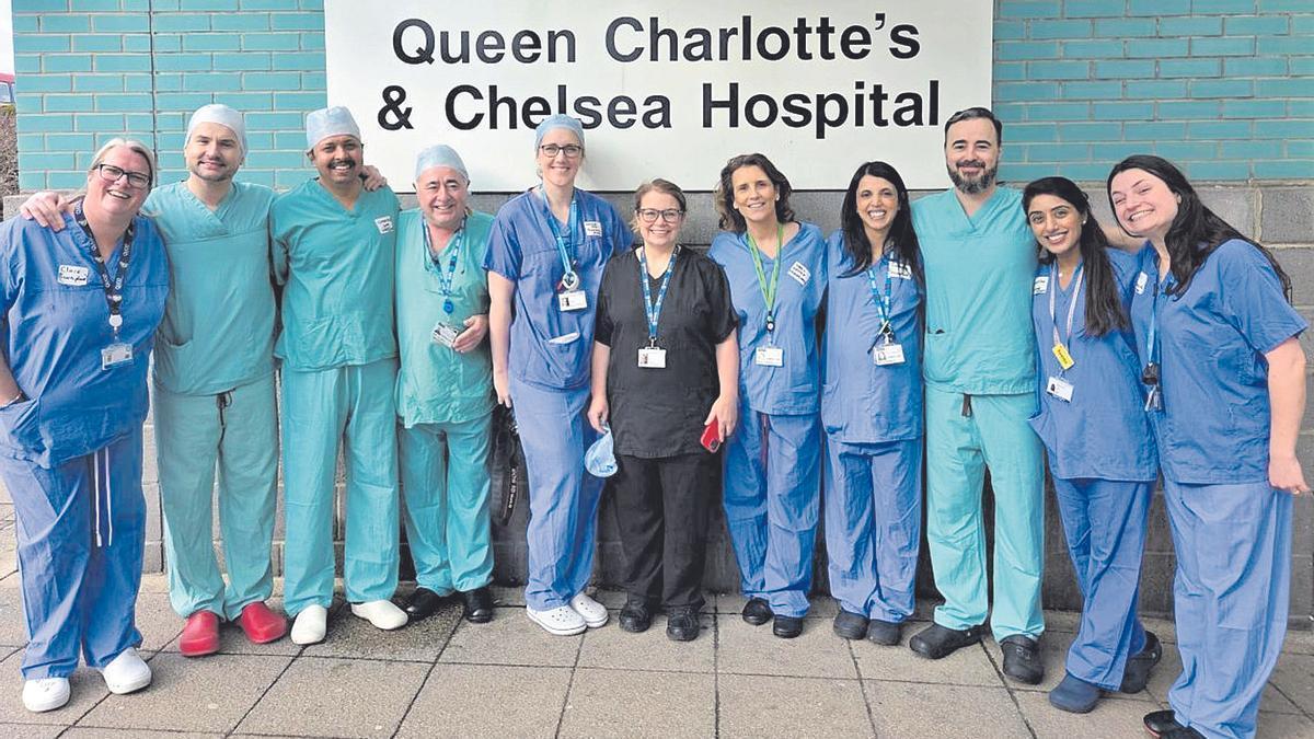 La cirujana gallega Isabel Quiroga (5ª, por la derecha), junto al equipo médico que participó del nacimiento. | Wombtransplantuk