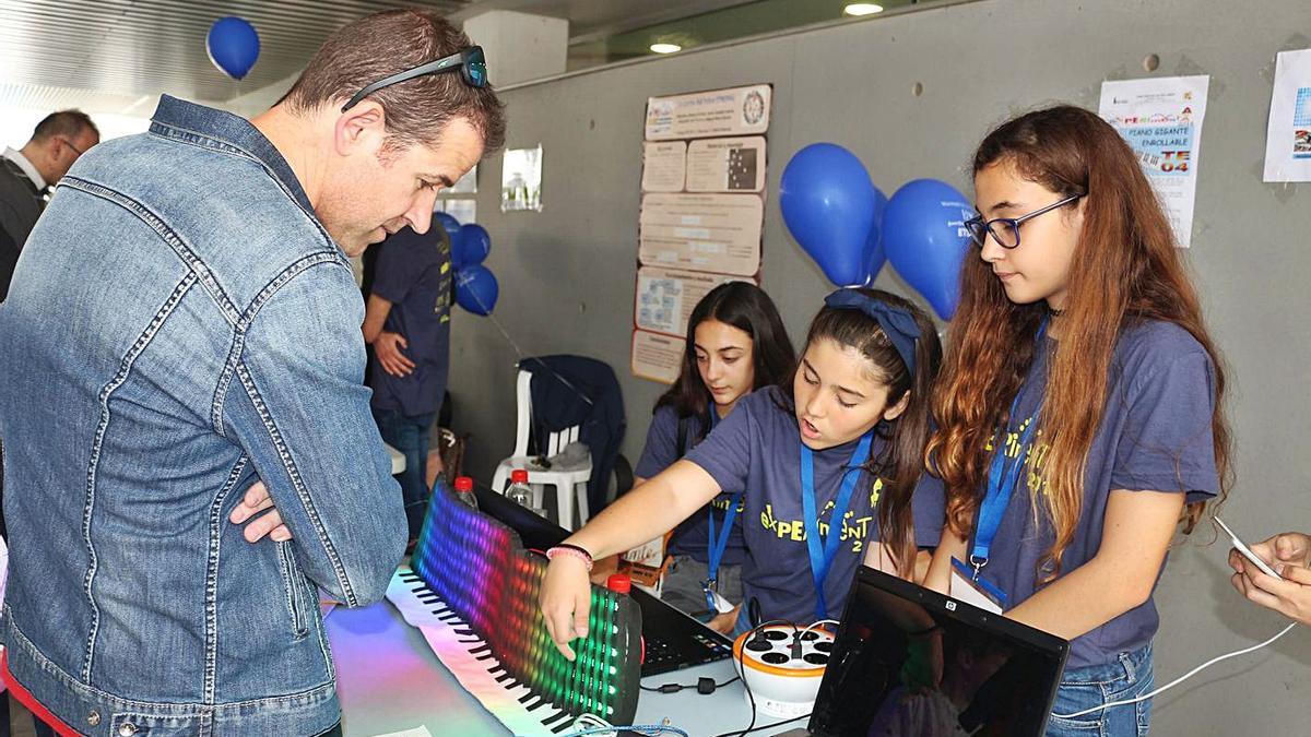 Estudiants expliquen al públic
el seu experiment, en una
edició passada.  experimenta