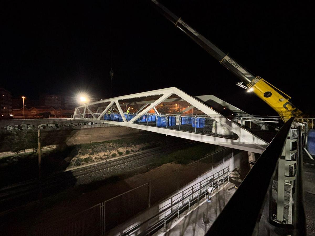 Para la prueba de carga del nuevo viaducto se utilizó una grúa de grandes dimensiones en el barrio de Altabix de Elche