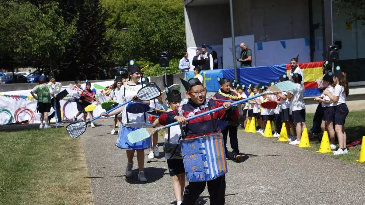 El colegio Juan Pablo II-San Miguel de Gijón recrea el Descenso del Sella con paladas de ilusión: "Nos hemos esforzado mucho"