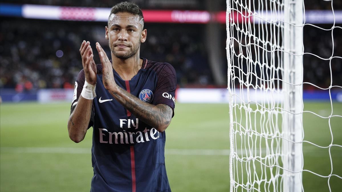 zentauroepp39755932 psg s neymar applauds with supporters after the french leagu170821102400