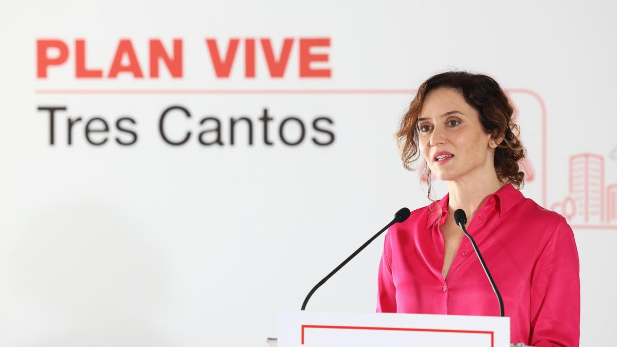 La presidenta Ayuso durante una visita a una promoción de viviendas de alquiler en Tres Cantos.