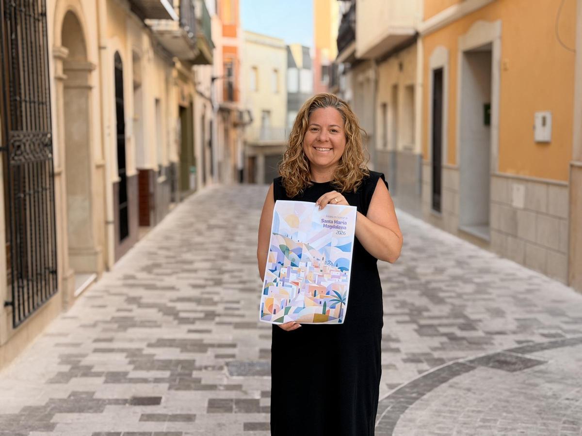 La concejala muestra el cartel anunciador de las fiestas