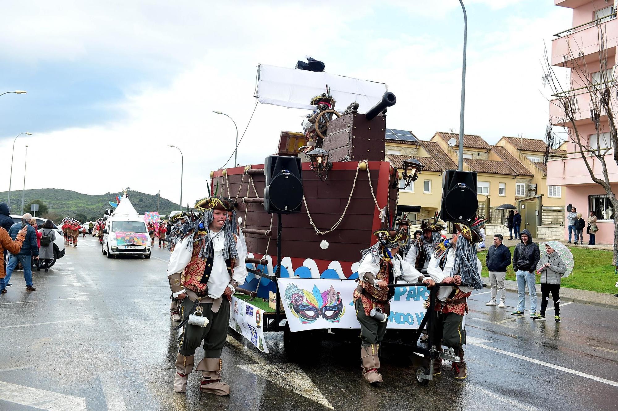 GALERÍA | El desfile de Carnaval de Plasencia desafía a la lluvia