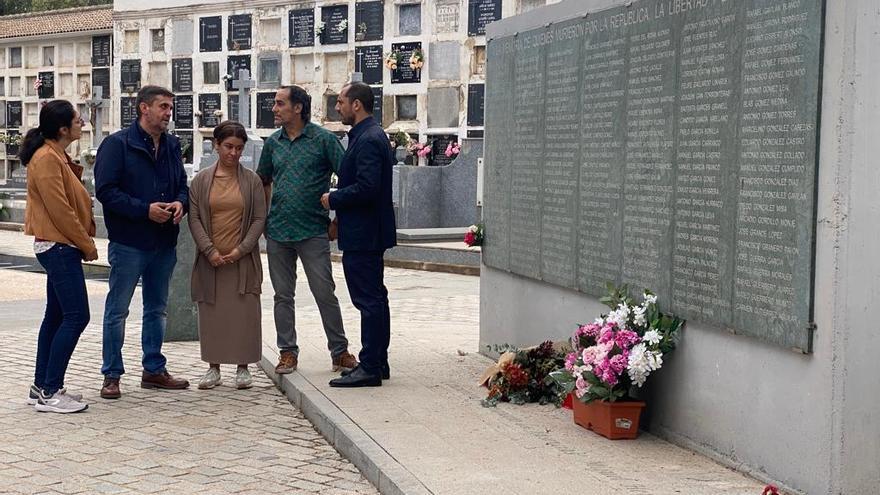 Carmen María Ruiz, Ramón Hernández, Irene Ruiz, Juan Hidalgo y Sebastián Pérez, en el cementerio de la Salud.