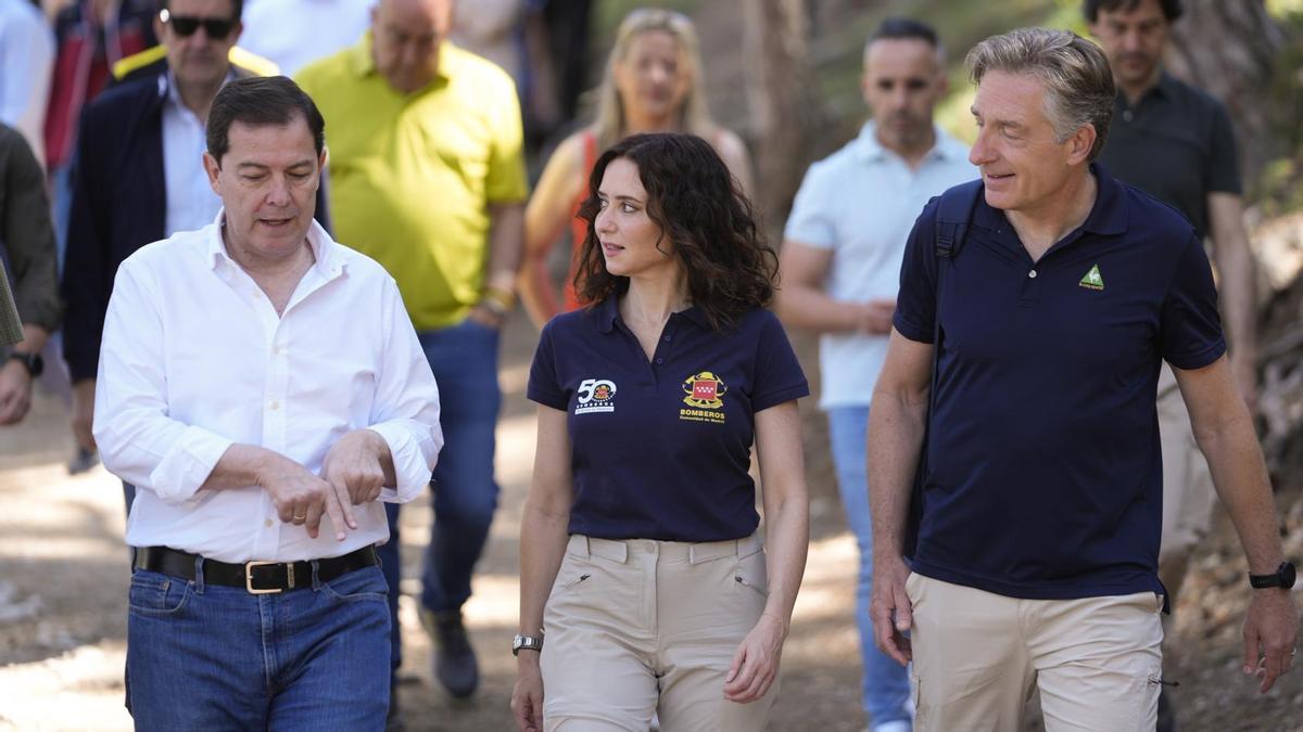 Díaz Ayuso rinde homenaje al emblemático Camino Schmid en su centenario, una de las primeras rutas de senderismo de España.