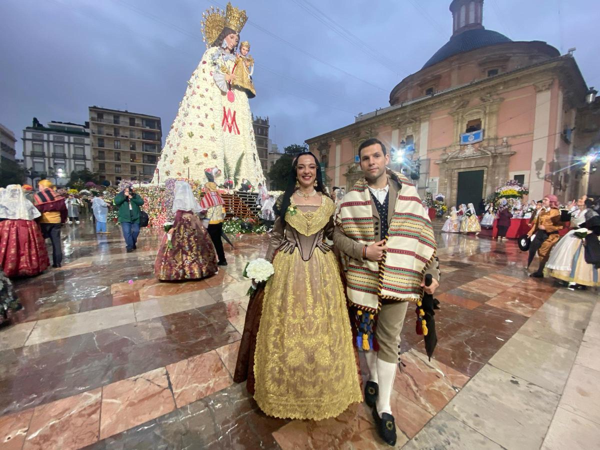 Nuria Llopis, con su marido, desfiló como siempre con Na Jordana