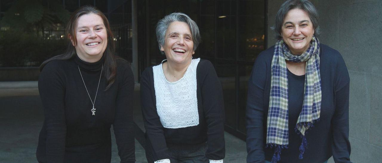 Nieves Lorenzo, Alma Gómez y Julia Carballo, coordinadoras de “eXXperimenta en feminino”. |   // IÑAKI OSORIO
