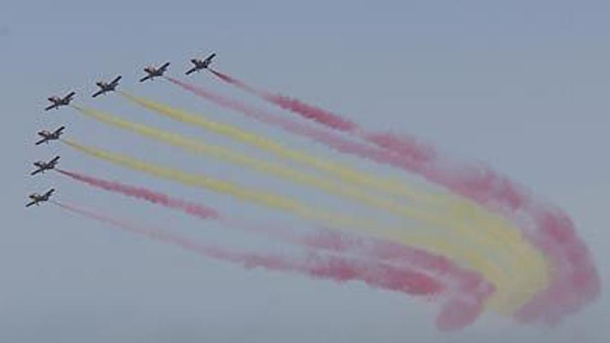 La Patrulla Águila dibujó con una de sus formaciones la bandera de España en el cielo vigués.