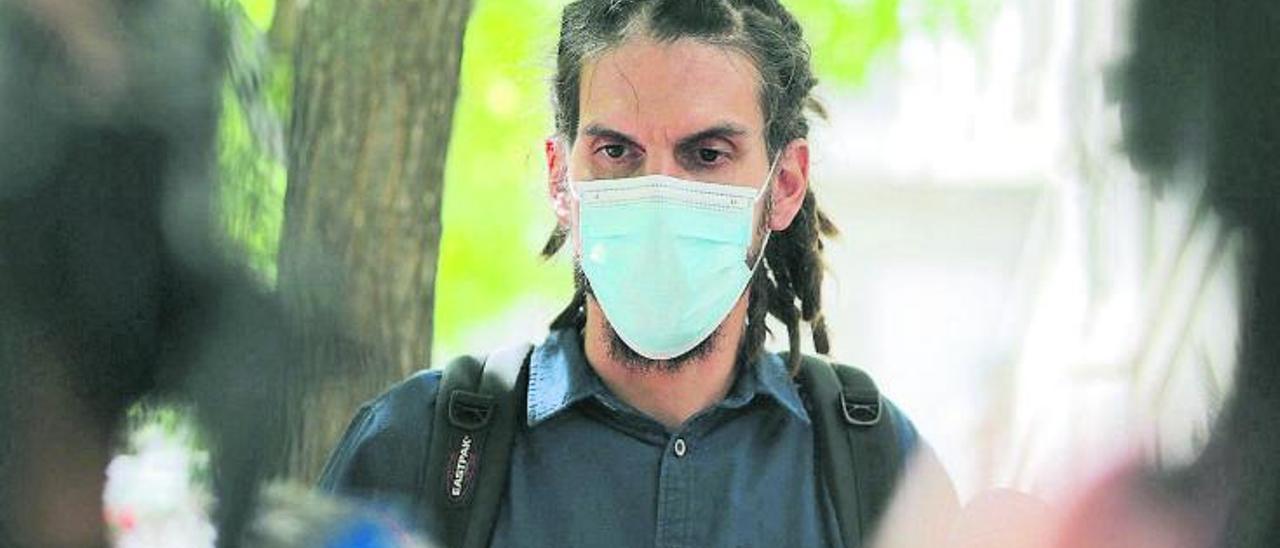 Alberto Rodríguez a la salida del Tribunal Supremo en septiembre tras declarar por la presunta agresión a un policía en La Laguna años atrás.