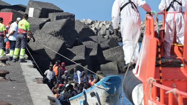 Una embarcación con 72 migrantes llega a La Restinga, El Hierro.»
