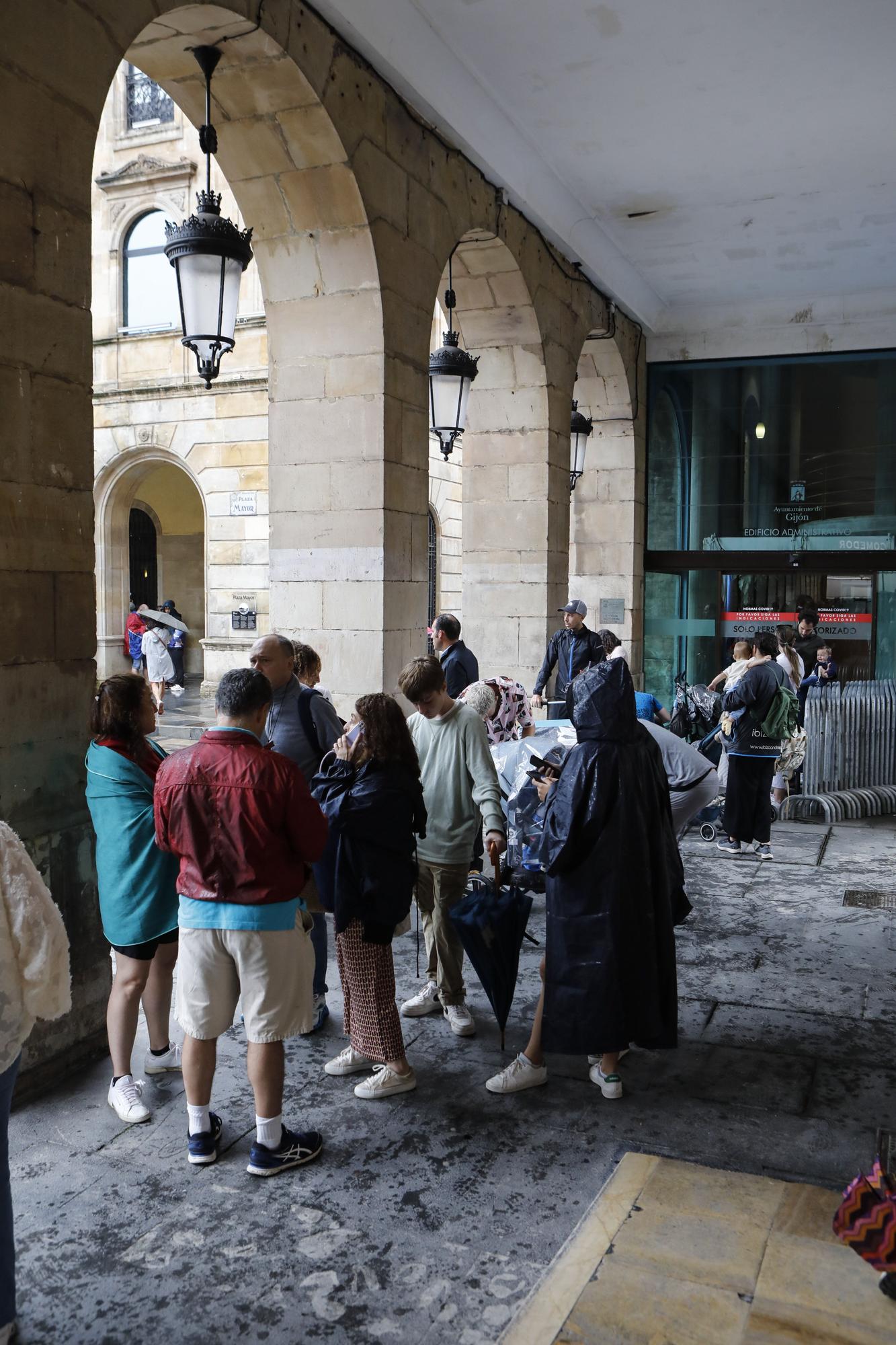 En imágenes: Los turistas, preparados para las lluvias asturianas