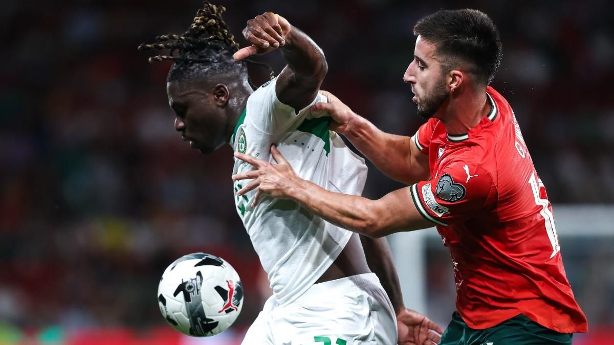 Gonçalo Inacio y Festy Ebosele, luchando por un balón