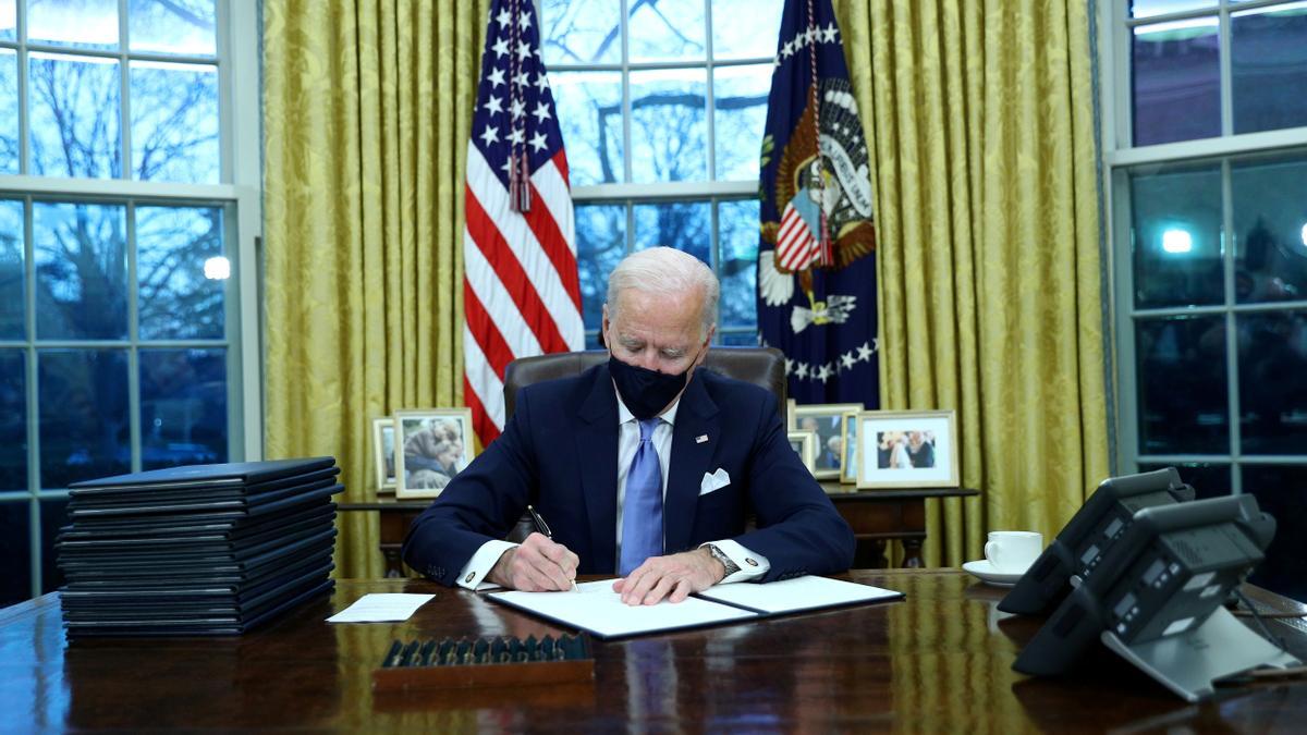 Joe Biden firma sus primeras órdenes ejecutivas