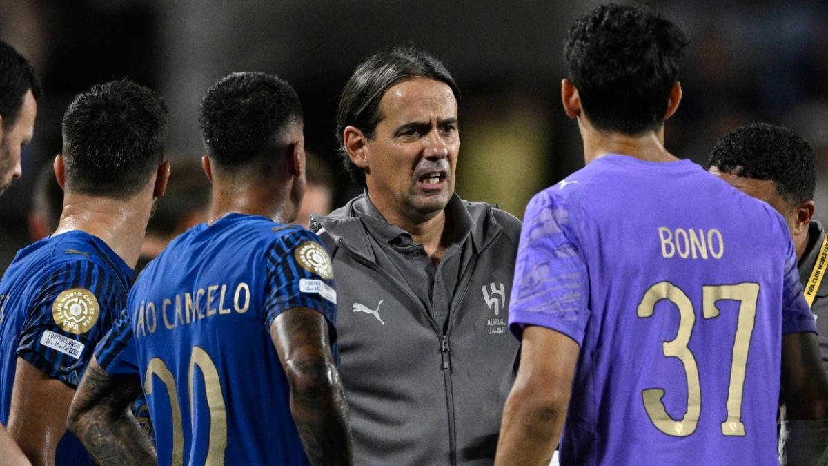 Simone Inzaghi da instrucciones a sus jugadores en el Mundial de Clubes