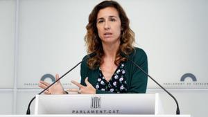 La diputada de la CUP Laia Estrada en rueda de prensa en el Parlament