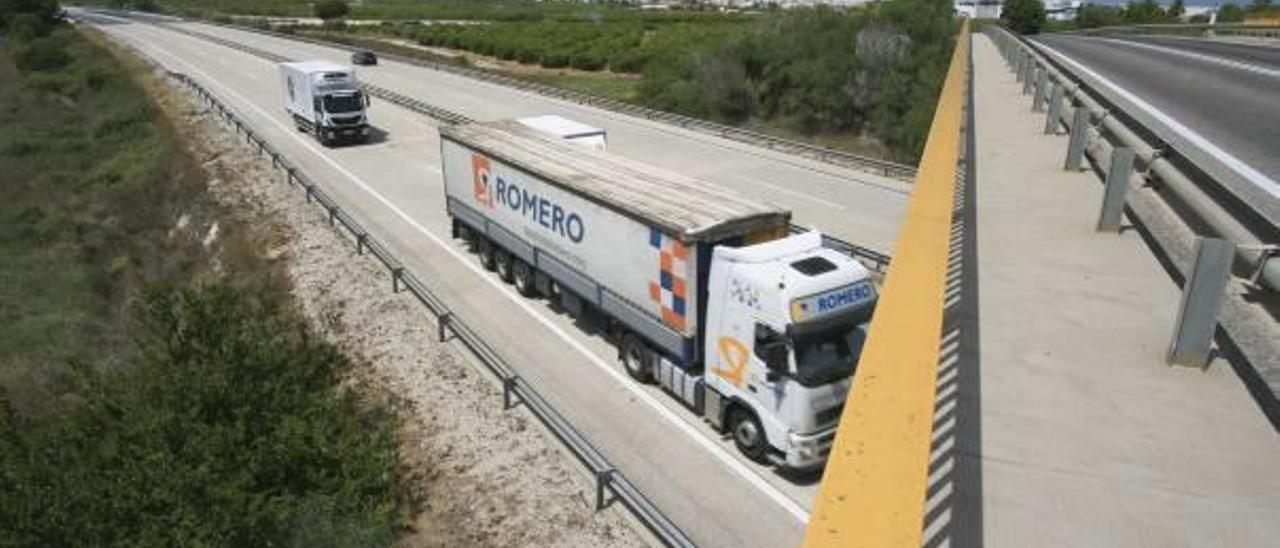 Dos camiones circulan por la autopista Ap-7 a su paso por la comarca de la Safor.