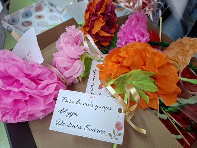 En imágenes: los estudiantes del Carmen y Severa Ochoa elaboran flores de papel para recaudar fondos para viajar a Francia