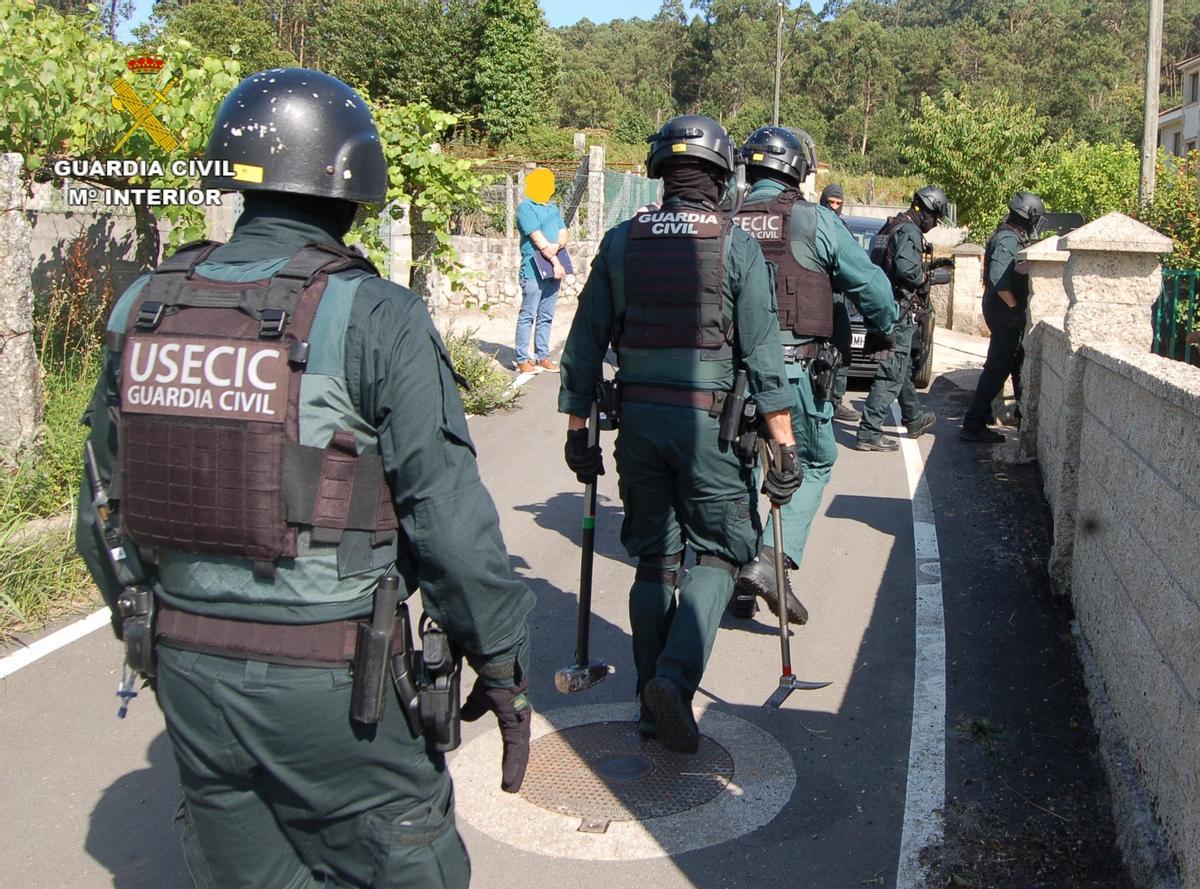 Agentes de la Usecic durante el operativo desarrollado en Caldas de Reis.