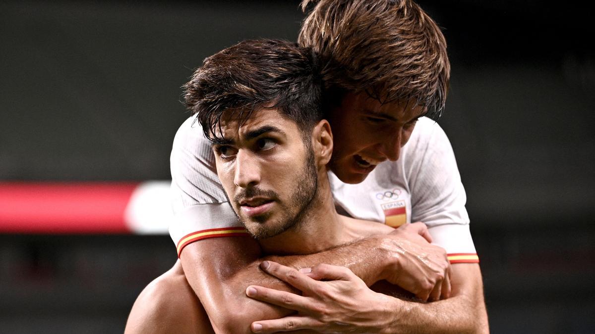 Miranda abraza a Asensio tras el gol que daba el pase a la final.