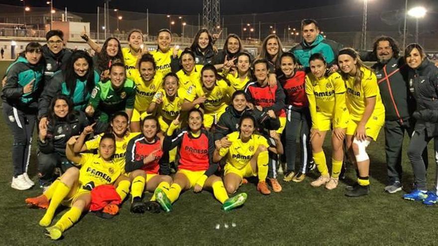 Las jugadoras amarillas celebraron el ascenso después de su triunfo ante el Levante B.