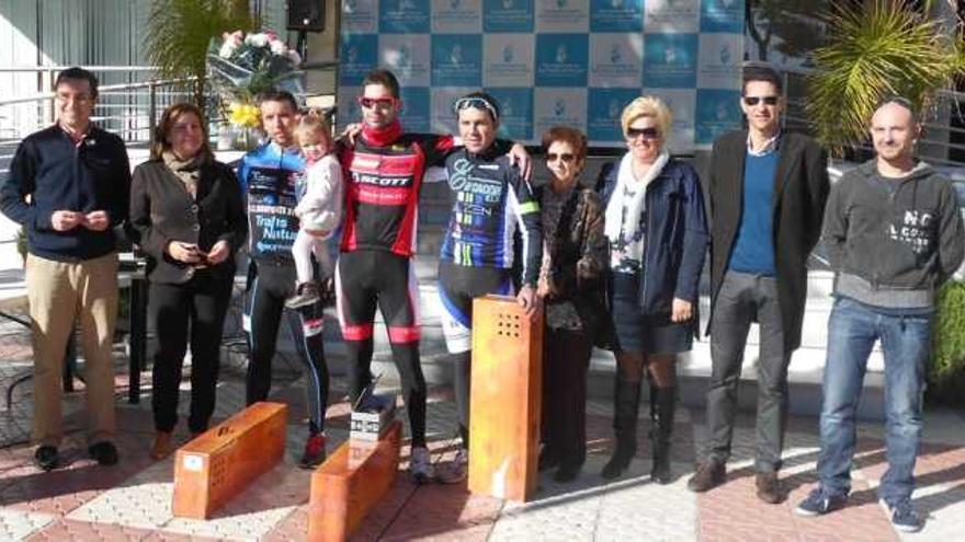 Pedro Luis Castillo, junto a sus dos compañeros de podio y los responsables de la prueba.