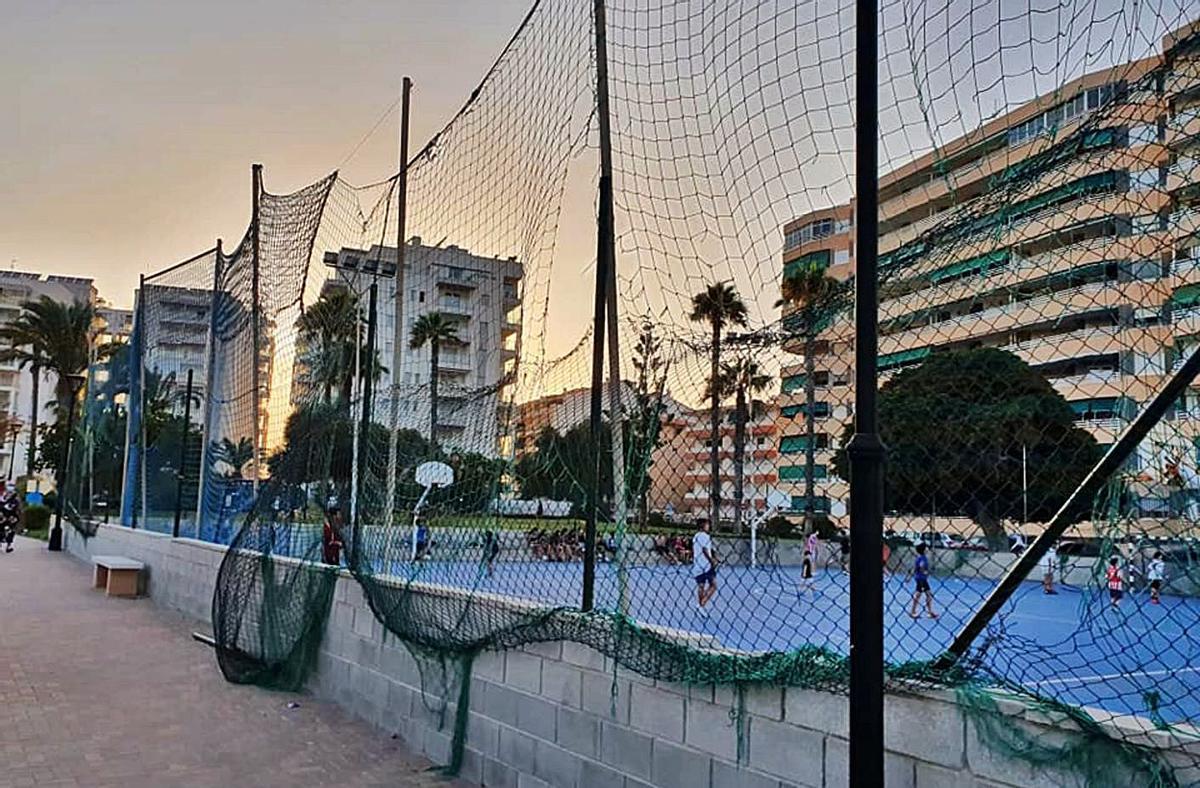 Aspecto que presenta el vallado perimetral de la única pista deportiva de La Mata. |