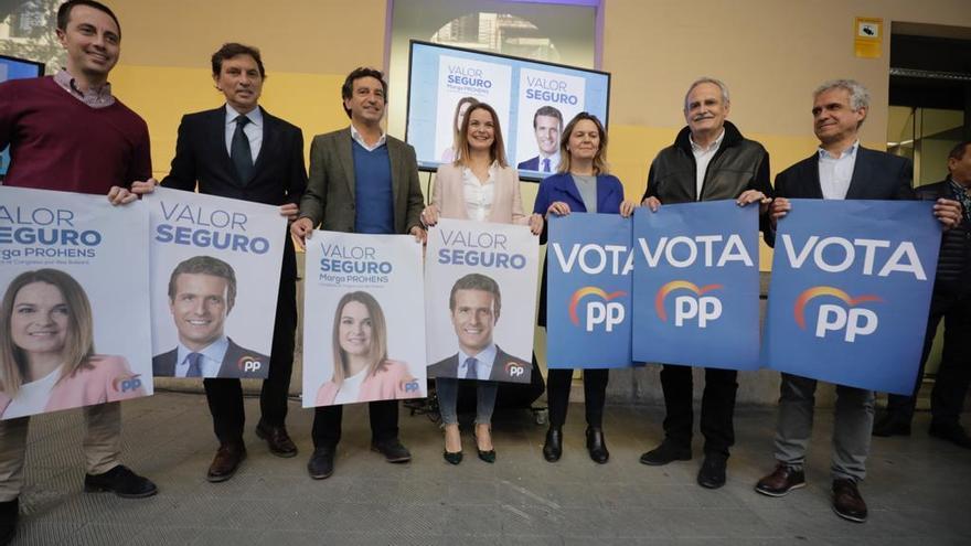 Los candidatos del PP frente a la sede del partido en Palma.