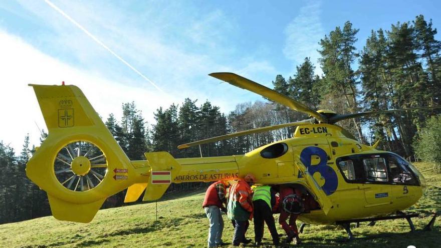 Momento en el que el accidentado es introducido en el helicóptero.