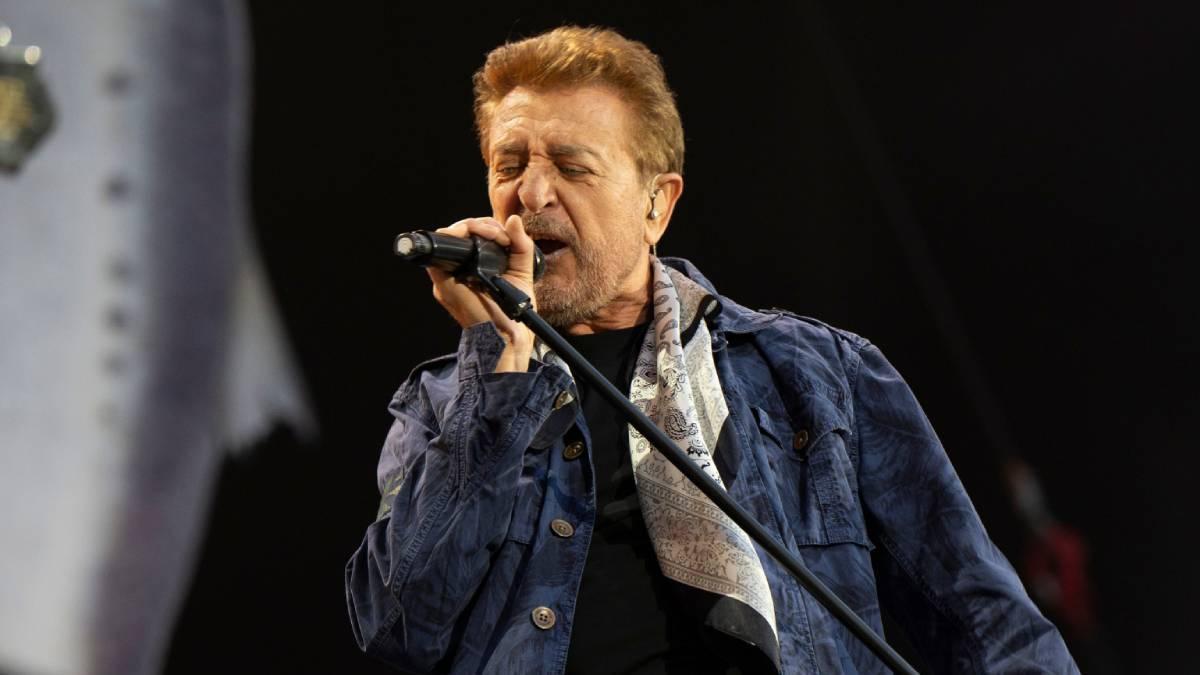 Manolo García cantando con 'El último de la fila' en el estadio Riyadh Air Metropolitano.