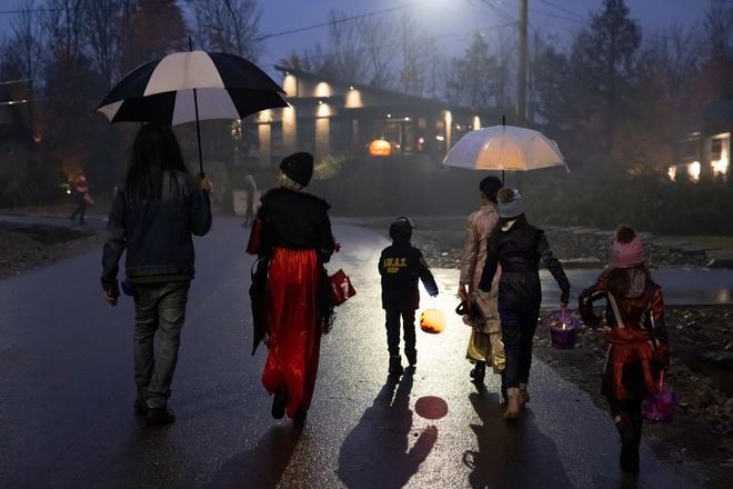 Grupo de personas disfrazadas en Halloween para hacer 'truco o trato'