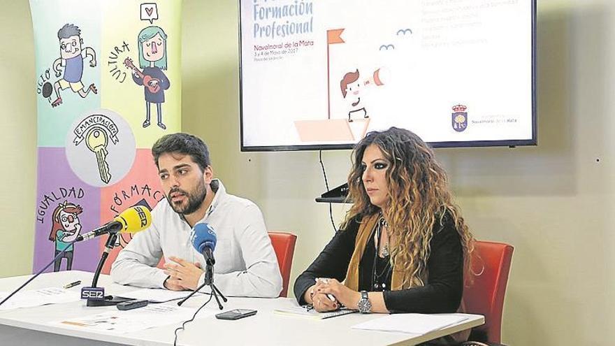 Una feria en Navalmoral trata de realzar el valor de la formación profesional entre los jóvenes