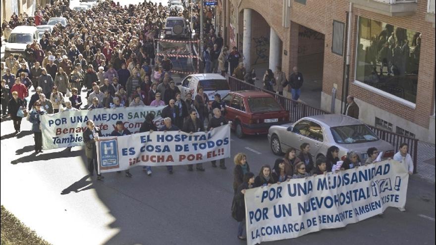 Los manifestantes avanzan hasta el hospital comarcal en la concentración de la mañana