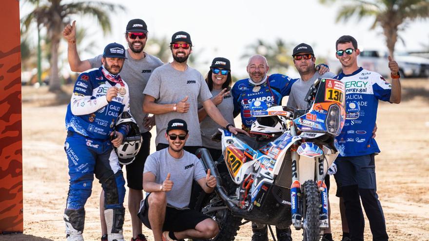 Javier Campos, 
junto a su equipo 
y el también 
piloto gallego 
Edu Iglesias tras 
acabar la carrera.