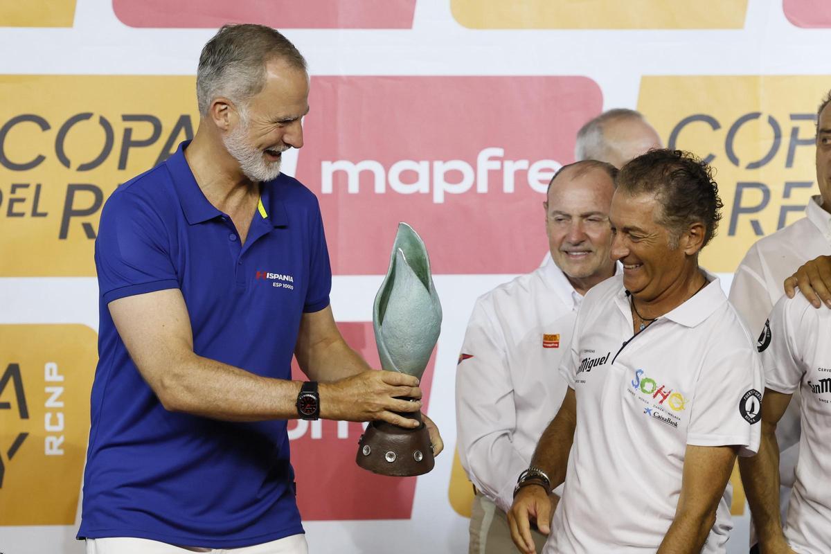 El rey Felipe entrega el trofeo al armador Javier Banderas