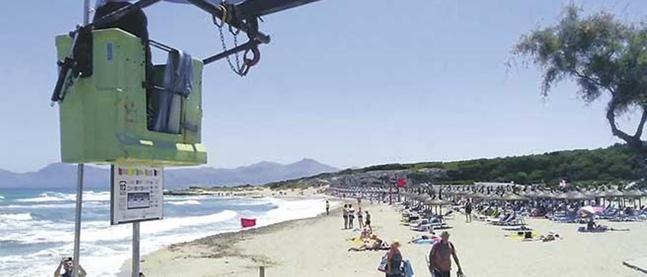 Imagen de la colocación de la bandera azul en la playa de Son Bauló, donde se ve aún una escasa ocupación de turistas.