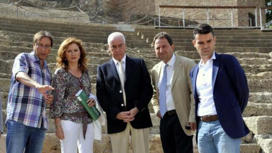 Luciano Alonso, en el centro de la imagen, durante su visita esta mañana al Teatro Romano.