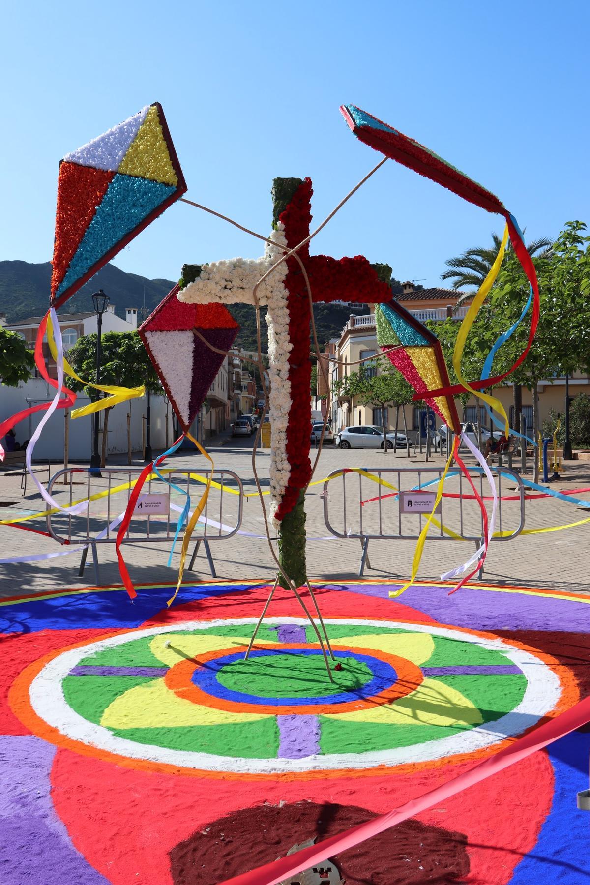 Imagen del diseño ganador de las Cruces de Mayo de la Vall d'Uixó, confeccionado por la comisión de la Falla Ja Estem Tots.