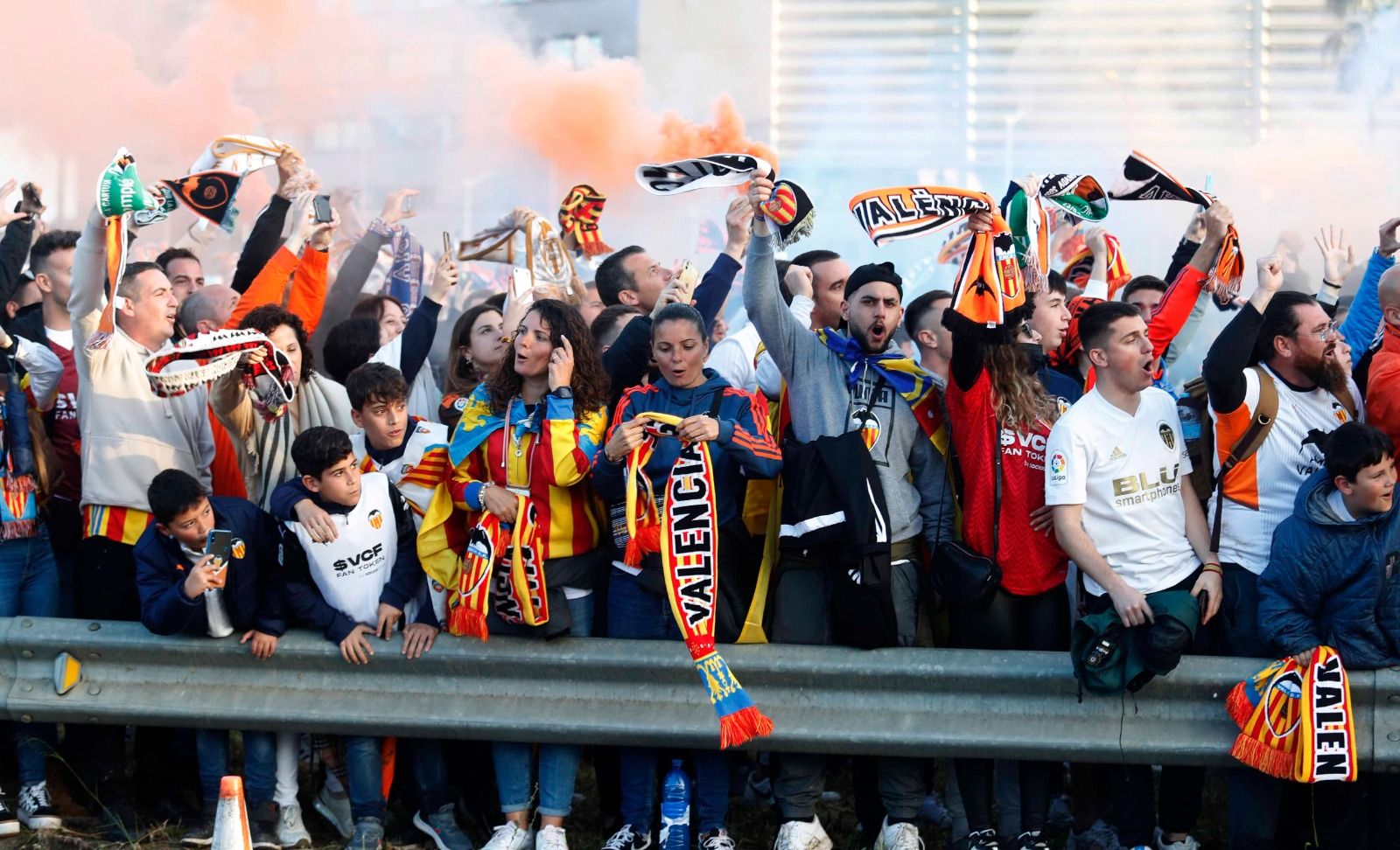 La afición valencianista recibe a su equipo en el estadio de La Cartuja en Sevilla