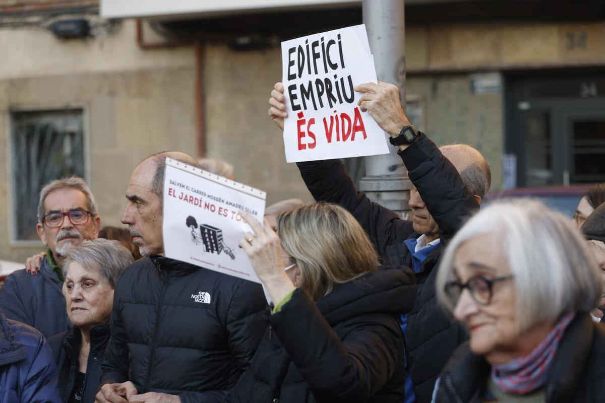 Carteles de partidarios y detractores del bloque de viviendas previsto sobre un jardín de La Bordeta, en Barcelona.